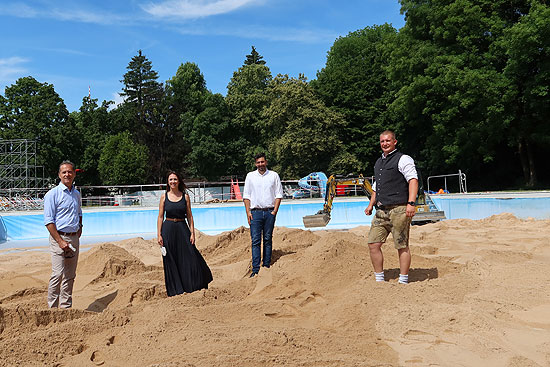 In den Becken im Bad Georgenschwaige vier Beachvolleyball -und zwei Beachsoccer-Felder. Von links: Werner Albrecht, SWM Geschäftsführer Personal, Immobilien, Bäder mit Nicole Gargitter für die SWM Bäderleitung und Patrick Diesing sowie Felix Lechner vom Kooperationspartner Münchner Stadtmedien GmbH. (©Foto: Martin Schmitz)